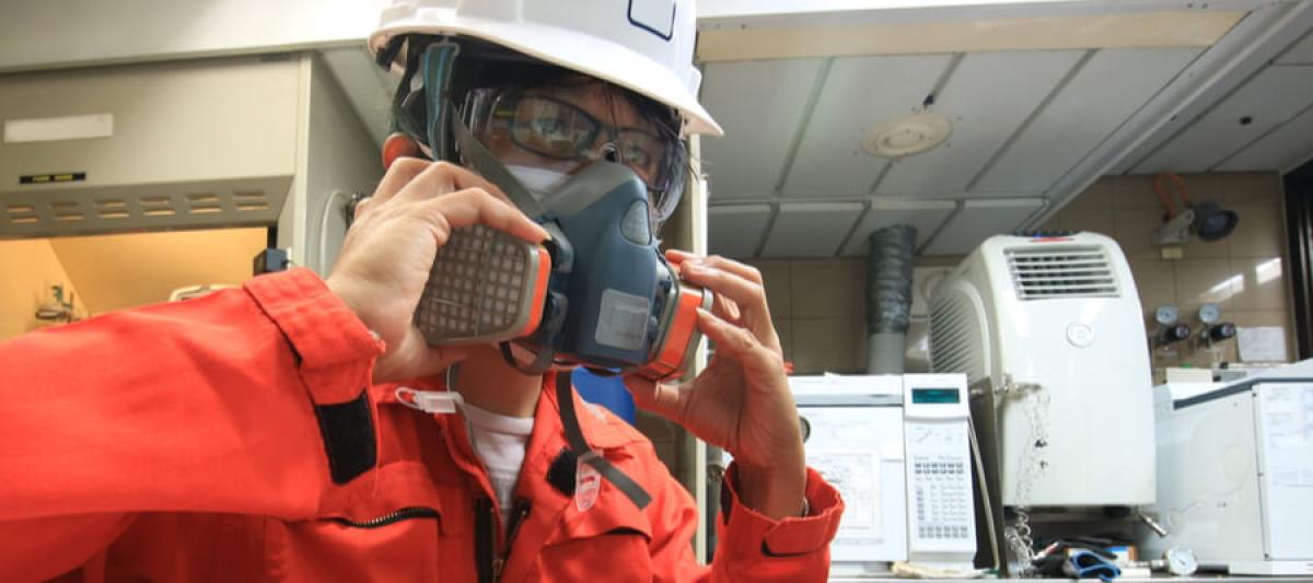 worker wearing a respirator mask, industrial hygiene concept, properly fitting mask to stay healthy in the workplace